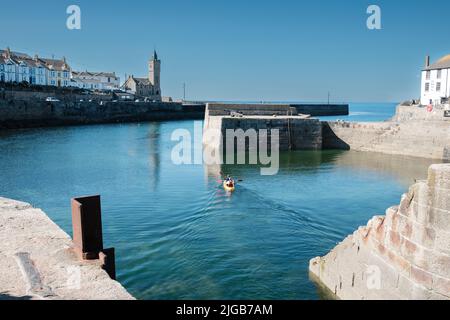 Kayak partant du port de Porthleven, Cornouailles Banque D'Images