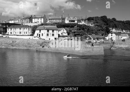 Jey ski (Sea Doo) en quittant le port de Porthleven, Cornouailles Banque D'Images