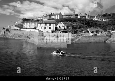 Jey ski (Sea Doo) en quittant le port de Porthleven, Cornouailles Banque D'Images