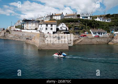 Jey ski (Sea Doo) en quittant le port de Porthleven, Cornouailles Banque D'Images