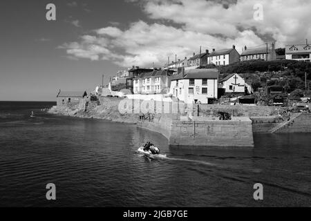 Jey ski (Sea Doo) en quittant le port de Porthleven, Cornouailles Banque D'Images