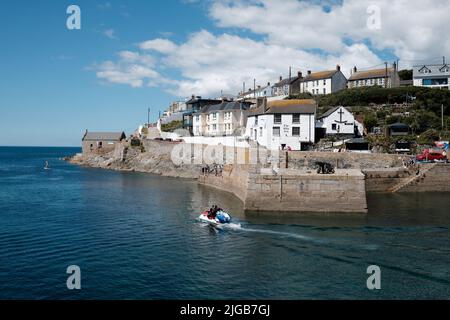 Jey ski (Sea Doo) en quittant le port de Porthleven, Cornouailles Banque D'Images