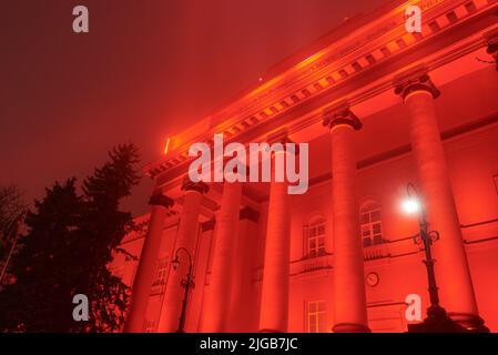 Le bâtiment rouge de l'Université Taras Shevchenko, la nuit, à Kiev Banque D'Images