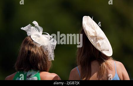 Racegoers on Darley July Cup Day of the Moet and Chandon July Festival au Newmarket racecourse, Suffolk. Date de la photo: Samedi 9 juillet 2022. Banque D'Images