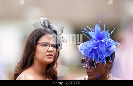 Racegoers on Darley July Cup Day of the Moet and Chandon July Festival au Newmarket racecourse, Suffolk. Date de la photo: Samedi 9 juillet 2022. Banque D'Images