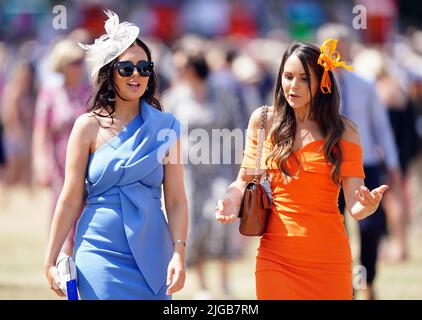 Racegoers on Darley July Cup Day of the Moet and Chandon July Festival au Newmarket racecourse, Suffolk. Date de la photo: Samedi 9 juillet 2022. Banque D'Images