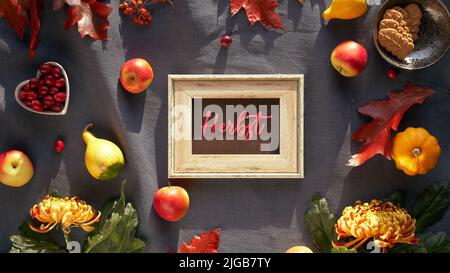 Texte Herbst signifie automne en allemand. Décoration tableau noir, cadre et automne sur fond textile foncé. Banque D'Images