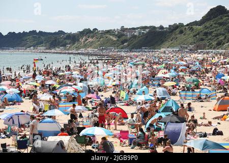 Bournemouth, Royaume-Uni. 9th avril 2022. Des milliers de personnes qui profitent du soleil et de la mer en emportant la plage de Bournemouth, au Royaume-Uni, pendant le week-end des vagues de chaleur. Credit: Richard Crease/Alay Live News Banque D'Images