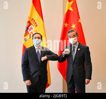 Bali, Indonésie. 8th juillet 2022. Le conseiller d'État chinois et ministre des Affaires étrangères Wang Yi rencontre le ministre espagnol des Affaires étrangères José Manuel Albares en marge de la réunion des ministres des Affaires étrangères du Groupe des 20 (G20) à Bali, en Indonésie, au 8 juillet 2022. Credit: Xu Qin/Xinhua/Alamy Live News Banque D'Images