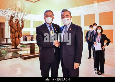 Bali, Indonésie. 8th juillet 2022. Le Conseiller d'Etat chinois et ministre des Affaires étrangères Wang Yi rencontre le Ministre singapourien des Affaires étrangères Vivian Balakrishnan en marge de la réunion du Groupe des 20 (G20) des ministres des Affaires étrangères à Bali, Indonésie, 8 juillet 2022. Credit: Xu Qin/Xinhua/Alamy Live News Banque D'Images