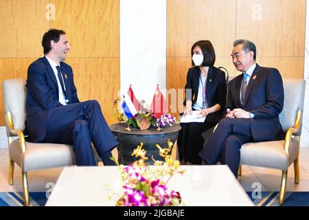 Bali, Indonésie. 8th juillet 2022. Le Conseiller d'Etat chinois et Ministre des Affaires étrangères Wang Yi rencontre le Vice-Premier Ministre néerlandais et Ministre des Affaires étrangères Wopke Hoekstra en marge de la réunion des ministres des Affaires étrangères du Groupe des 20 (G20) à Bali, Indonésie, 8 juillet 2022. Credit: Xu Qin/Xinhua/Alamy Live News Banque D'Images