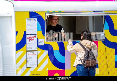 Dundee, Tayside, Écosse, Royaume-Uni. 9th juillet 2022. Météo au Royaume-Uni : le nord-est de l'Écosse connaît un temps chaud et ensoleillé. Les clients apprécient encore le beau temps et achètent des cornets de crème glacée à l'extérieur du V&A Design Museum le long du projet de développement du front de mer à Dundee, même si la brise côtière fraîche maintient la température autour de 20 °C. Crédit : Dundee Photographics/Alamy Live News Banque D'Images