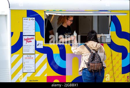 Dundee, Tayside, Écosse, Royaume-Uni. 9th juillet 2022. Météo au Royaume-Uni : le nord-est de l'Écosse connaît un temps chaud et ensoleillé. Les clients apprécient encore le beau temps et achètent des cornets de crème glacée à l'extérieur du V&A Design Museum le long du projet de développement du front de mer à Dundee, même si la brise côtière fraîche maintient la température autour de 20 °C. Crédit : Dundee Photographics/Alamy Live News Banque D'Images