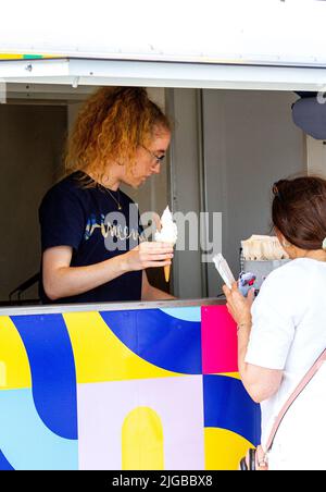 Dundee, Tayside, Écosse, Royaume-Uni. 9th juillet 2022. Météo au Royaume-Uni : le nord-est de l'Écosse connaît un temps chaud et ensoleillé. Les clients apprécient encore le beau temps et achètent des cornets de crème glacée à l'extérieur du V&A Design Museum le long du projet de développement du front de mer à Dundee, même si la brise côtière fraîche maintient la température autour de 20 °C. Crédit : Dundee Photographics/Alamy Live News Banque D'Images