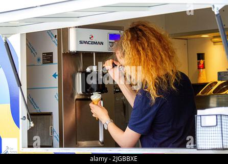 Dundee, Tayside, Écosse, Royaume-Uni. 9th juillet 2022. Météo au Royaume-Uni : le nord-est de l'Écosse connaît un temps chaud et ensoleillé. Les clients apprécient encore le beau temps et achètent des cornets de crème glacée à l'extérieur du V&A Design Museum le long du projet de développement du front de mer à Dundee, même si la brise côtière fraîche maintient la température autour de 20 °C. Crédit : Dundee Photographics/Alamy Live News Banque D'Images