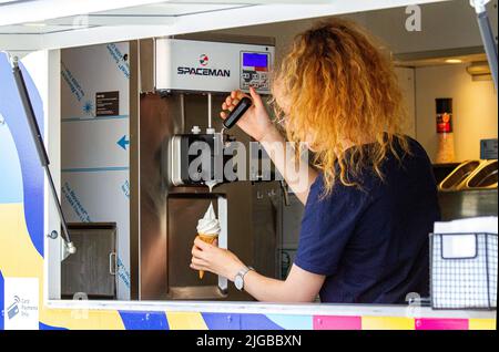 Dundee, Tayside, Écosse, Royaume-Uni. 9th juillet 2022. Météo au Royaume-Uni : le nord-est de l'Écosse connaît un temps chaud et ensoleillé. Les clients apprécient encore le beau temps et achètent des cornets de crème glacée à l'extérieur du V&A Design Museum le long du projet de développement du front de mer à Dundee, même si la brise côtière fraîche maintient la température autour de 20 °C. Crédit : Dundee Photographics/Alamy Live News Banque D'Images