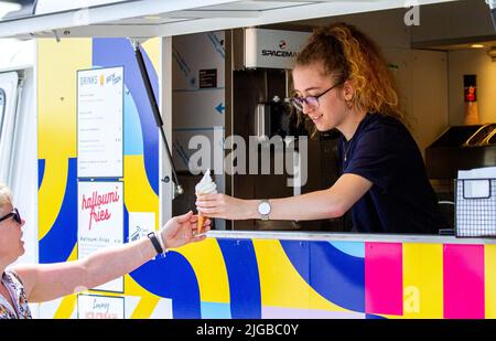 Dundee, Tayside, Écosse, Royaume-Uni. 9th juillet 2022. Météo au Royaume-Uni : le nord-est de l'Écosse connaît un temps chaud et ensoleillé. Les clients apprécient encore le beau temps et achètent des cornets de crème glacée à l'extérieur du V&A Design Museum le long du projet de développement du front de mer à Dundee, même si la brise côtière fraîche maintient la température autour de 20 °C. Crédit : Dundee Photographics/Alamy Live News Banque D'Images
