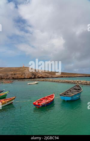 Bateaux de pêche dans Pedra Lume port dans les îles de Sal - Cap Vert - arrière-plan le phare, vertical Banque D'Images