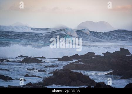 vagues de l'océan sur la côte rocheuse Banque D'Images