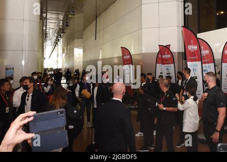 Bangkok, Thaïlande. 09th juillet 2022. 9 juillet 2022, joueurs et personnel MANCHESTER UNITED sont arrivés à l'aéroport international Don mueang pour préparer le premier match spécial de football asiatique « The Match Bangkok Century Cup 2022 » entre « les Red Devils » Manchester United et « le Kop » Liverpool au stade national Rajamangala, Huamark, Bangkok, Thaïlande, Le 12th juillet prochain. (Photo de Teera Noisakran/Pacific Press) Credit: Pacific Press Media production Corp./Alay Live News Banque D'Images