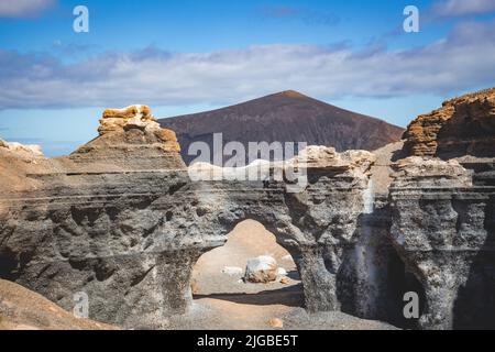 Ville stratifiée sur lanzarote avec volcan en arrière-plan Banque D'Images