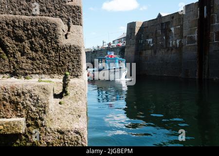 Bateaux quittant le port de Porthleven, Cornouailles Banque D'Images