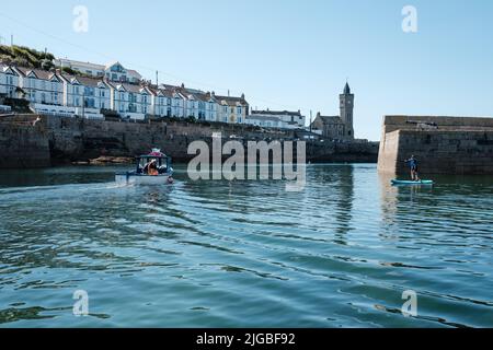 Bateaux quittant le port de Porthleven, Cornouailles Banque D'Images