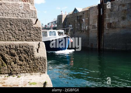 Bateaux quittant le port de Porthleven, Cornouailles Banque D'Images