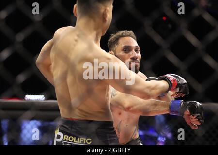 PHOENIX, AZ - JUILLET 8 : un Ho et Matt Barro se rencontrent dans l'octogone pour leur combat de poids de la mouche au LFA 135 au Théâtre fédéral de l'Arizona sur 8 juillet 2022 à Phoenix, Arizona, États-Unis.(photo par Alejandro Salazar/PxImages) Banque D'Images