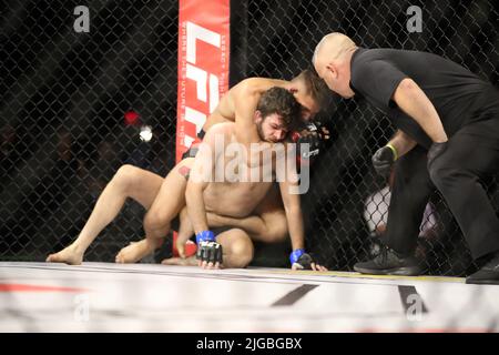 PHOENIX, AZ - JUILLET 8 : Enrique Barcenas et Scott Hokit se rencontrent dans l'octogone pour leur combat léger amateur au LFA 135 au Théâtre fédéral de l'Arizona sur 8 juillet 2022 à Phoenix, Arizona, États-Unis.(photo par Alejandro Salazar/PxImages) Banque D'Images