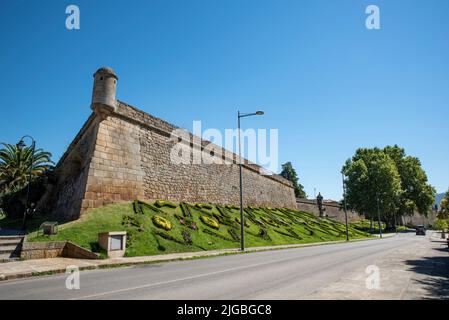 Vue sur le mur de la forte de São Francisco dans la municipalité de Chaves, Portugal. Banque D'Images