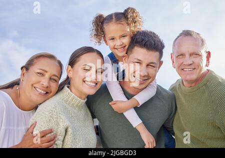 Rien de mieux que de passer du temps avec la famille. Une famille multigénérationnelle passant du temps ensemble à l'extérieur. Banque D'Images