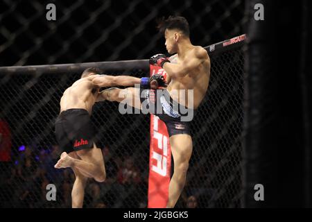 PHOENIX, AZ - JUILLET 8 : un Ho et Matt Barro se rencontrent dans l'octogone pour leur combat de poids de la mouche au LFA 135 au Théâtre fédéral de l'Arizona sur 8 juillet 2022 à Phoenix, Arizona, États-Unis.(photo par Alejandro Salazar/PxImages) Banque D'Images