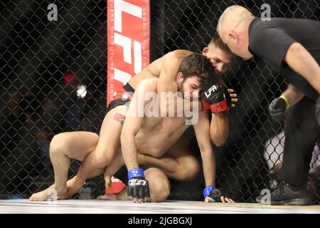 PHOENIX, AZ - JUILLET 8 : Enrique Barcenas et Scott Hokit se rencontrent dans l'octogone pour leur combat léger amateur au LFA 135 au Théâtre fédéral de l'Arizona sur 8 juillet 2022 à Phoenix, Arizona, États-Unis.(photo par Alejandro Salazar/PxImages) Banque D'Images