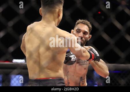 PHOENIX, AZ - JUILLET 8 : un Ho et Matt Barro se rencontrent dans l'octogone pour leur combat de poids de la mouche au LFA 135 au Théâtre fédéral de l'Arizona sur 8 juillet 2022 à Phoenix, Arizona, États-Unis.(photo par Alejandro Salazar/PxImages) Banque D'Images