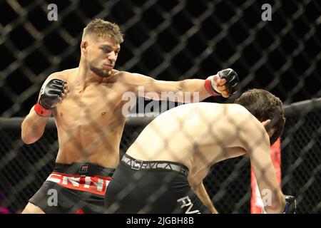 PHOENIX, AZ - JUILLET 8 : Enrique Barcenas et Scott Hokit se rencontrent dans l'octogone pour leur combat léger amateur au LFA 135 au Théâtre fédéral de l'Arizona sur 8 juillet 2022 à Phoenix, Arizona, États-Unis.(photo par Alejandro Salazar/PxImages) Banque D'Images