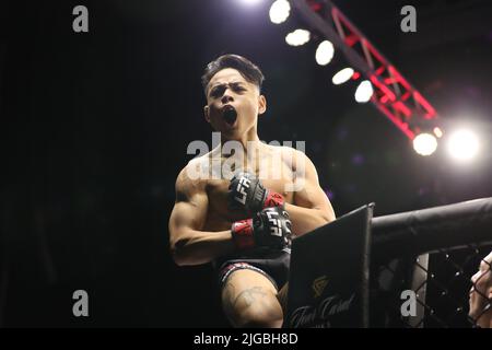 PHOENIX, AZ - JUILLET 8 : un Ho et Matt Barro se rencontrent dans l'octogone pour leur combat de poids de la mouche au LFA 135 au Théâtre fédéral de l'Arizona sur 8 juillet 2022 à Phoenix, Arizona, États-Unis.(photo par Alejandro Salazar/PxImages) Banque D'Images