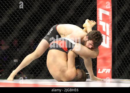 PHOENIX, AZ - JUILLET 8 : Enrique Barcenas et Scott Hokit se rencontrent dans l'octogone pour leur combat léger amateur au LFA 135 au Théâtre fédéral de l'Arizona sur 8 juillet 2022 à Phoenix, Arizona, États-Unis.(photo par Alejandro Salazar/PxImages) Banque D'Images