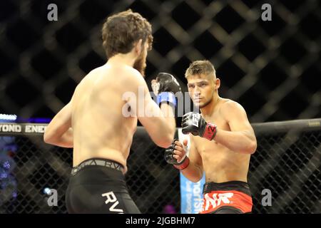 PHOENIX, AZ - JUILLET 8 : Enrique Barcenas et Scott Hokit se rencontrent dans l'octogone pour leur combat léger amateur au LFA 135 au Théâtre fédéral de l'Arizona sur 8 juillet 2022 à Phoenix, Arizona, États-Unis.(photo par Alejandro Salazar/PxImages) Banque D'Images