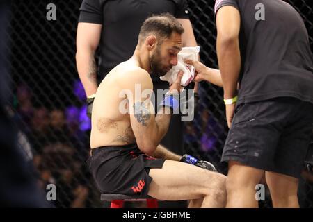 PHOENIX, AZ - JUILLET 8 : un Ho et Matt Barro se rencontrent dans l'octogone pour leur combat de poids de la mouche au LFA 135 au Théâtre fédéral de l'Arizona sur 8 juillet 2022 à Phoenix, Arizona, États-Unis.(photo par Alejandro Salazar/PxImages) Banque D'Images