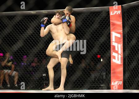 PHOENIX, AZ - JUILLET 8 : Enrique Barcenas et Scott Hokit se rencontrent dans l'octogone pour leur combat léger amateur au LFA 135 au Théâtre fédéral de l'Arizona sur 8 juillet 2022 à Phoenix, Arizona, États-Unis.(photo par Alejandro Salazar/PxImages) Banque D'Images