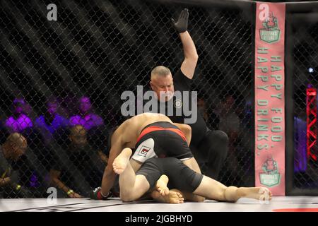 PHOENIX, AZ - JUILLET 8 : Enrique Barcenas et Scott Hokit se rencontrent dans l'octogone pour leur combat léger amateur au LFA 135 au Théâtre fédéral de l'Arizona sur 8 juillet 2022 à Phoenix, Arizona, États-Unis.(photo par Alejandro Salazar/PxImages) Banque D'Images