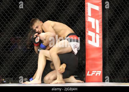 PHOENIX, AZ - JUILLET 8 : Enrique Barcenas et Scott Hokit se rencontrent dans l'octogone pour leur combat léger amateur au LFA 135 au Théâtre fédéral de l'Arizona sur 8 juillet 2022 à Phoenix, Arizona, États-Unis.(photo par Alejandro Salazar/PxImages) Banque D'Images