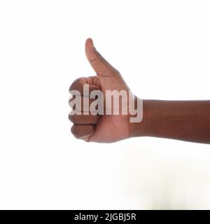 Aimez ce que vous faites. Photo en studio d'un homme méconnaissable montrant les pouces sur fond blanc. Banque D'Images