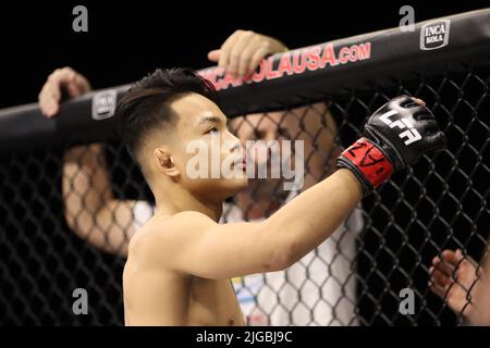 PHOENIX, AZ - JUILLET 8 : un Ho et Matt Barro se rencontrent dans l'octogone pour leur combat de poids de la mouche au LFA 135 au Théâtre fédéral de l'Arizona sur 8 juillet 2022 à Phoenix, Arizona, États-Unis.(photo par Alejandro Salazar/PxImages) Banque D'Images