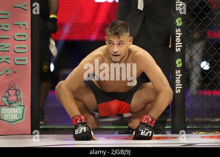 PHOENIX, AZ - JUILLET 8 : Enrique Barcenas et Scott Hokit se rencontrent dans l'octogone pour leur combat léger amateur au LFA 135 au Théâtre fédéral de l'Arizona sur 8 juillet 2022 à Phoenix, Arizona, États-Unis.(photo par Alejandro Salazar/PxImages) Banque D'Images