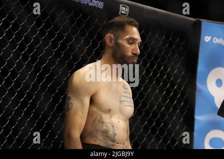 PHOENIX, AZ - JUILLET 8 : un Ho et Matt Barro se rencontrent dans l'octogone pour leur combat de poids de la mouche au LFA 135 au Théâtre fédéral de l'Arizona sur 8 juillet 2022 à Phoenix, Arizona, États-Unis.(photo par Alejandro Salazar/PxImages) Banque D'Images