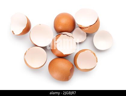 Tas de coquilles d'œufs sur fond blanc Banque D'Images