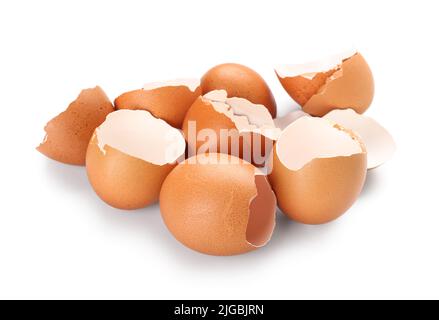 Tas de coquilles d'œufs sur fond blanc Banque D'Images