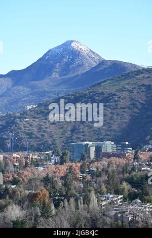 Vue sur la colline de Manquehue dans la ville de Santiago Banque D'Images